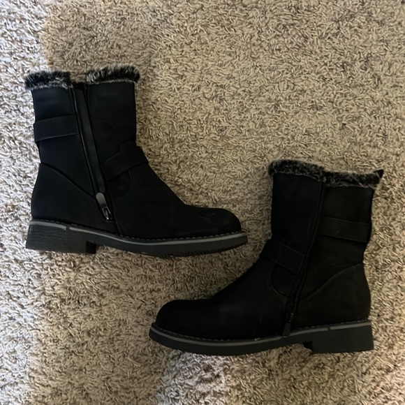 Short Faux Leather Boots with Faux Fur and Buckles - Picture 2 of 2